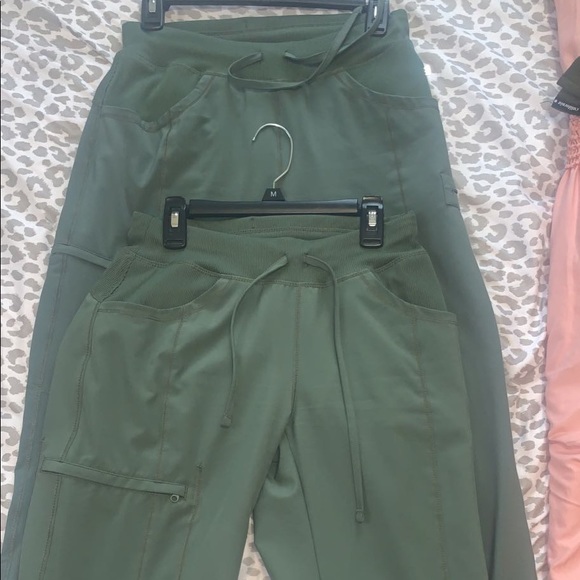 Xsmall/small olive green scrubs. Gently used - Picture 8 of 13